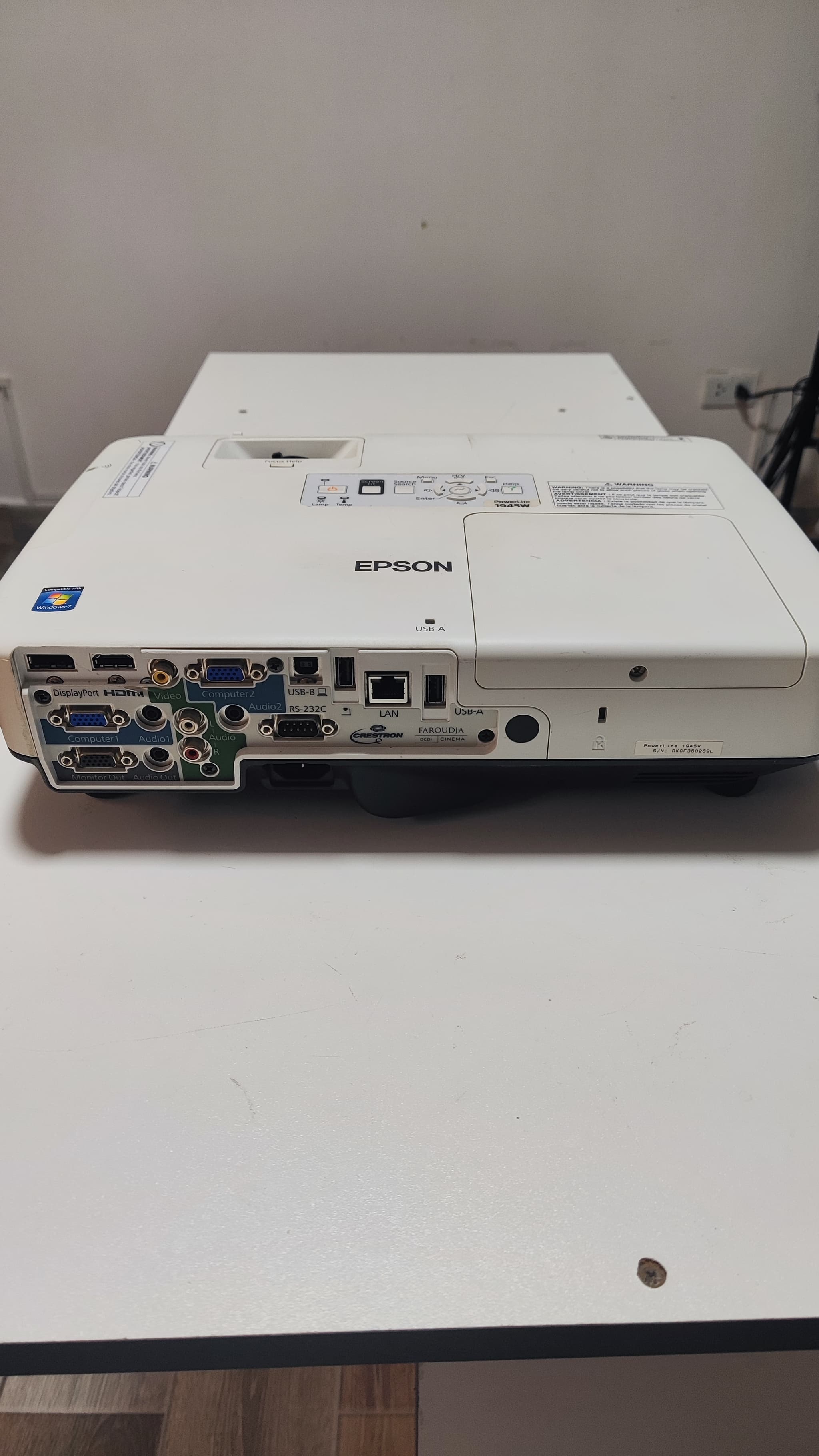 Proyector PowerLite 1945W WXGA 3LCD Epson - Vista 4 del proyector Reacondicionado