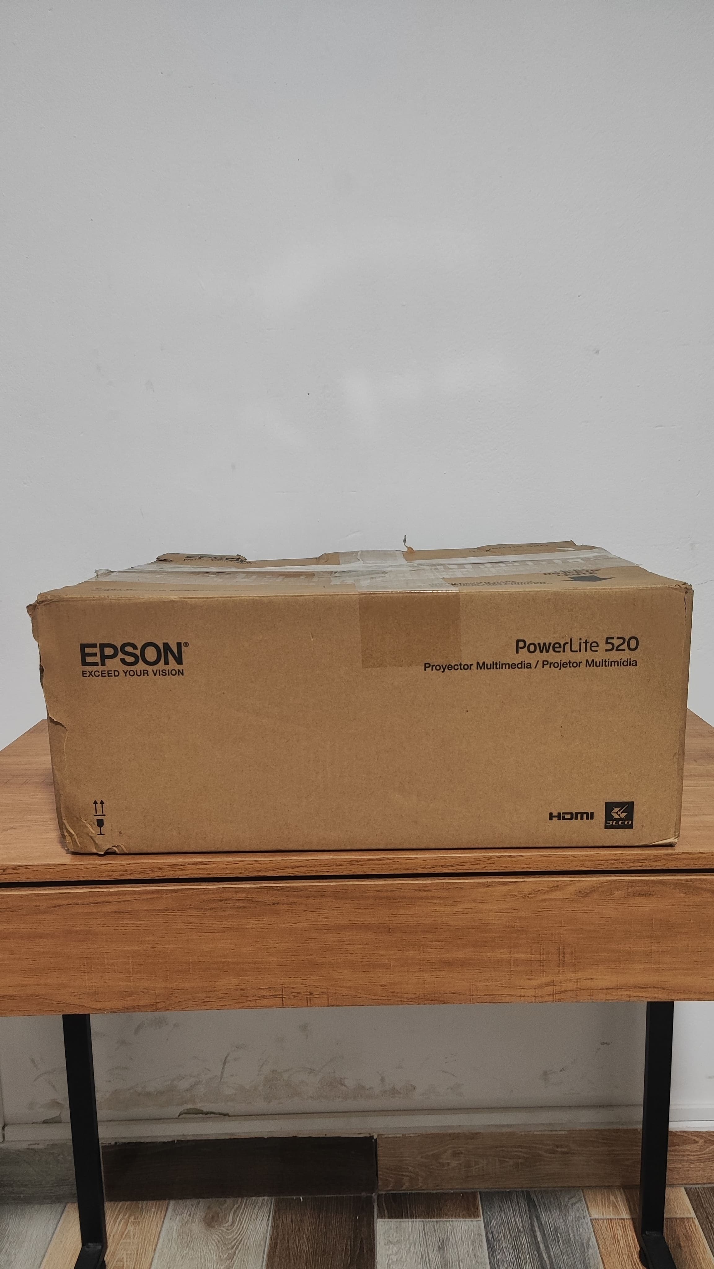 Proyector Epson 520 - Tiro Corto 2700 Lumens