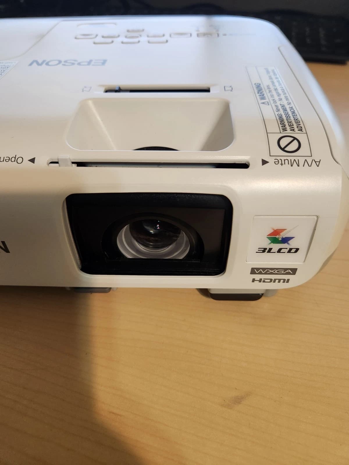 Proyector Epson 99W - H578A WXGA 3000 Lúmenes - Lote 30 Unidades Epson - Vista 3 del proyector Reacondicionado