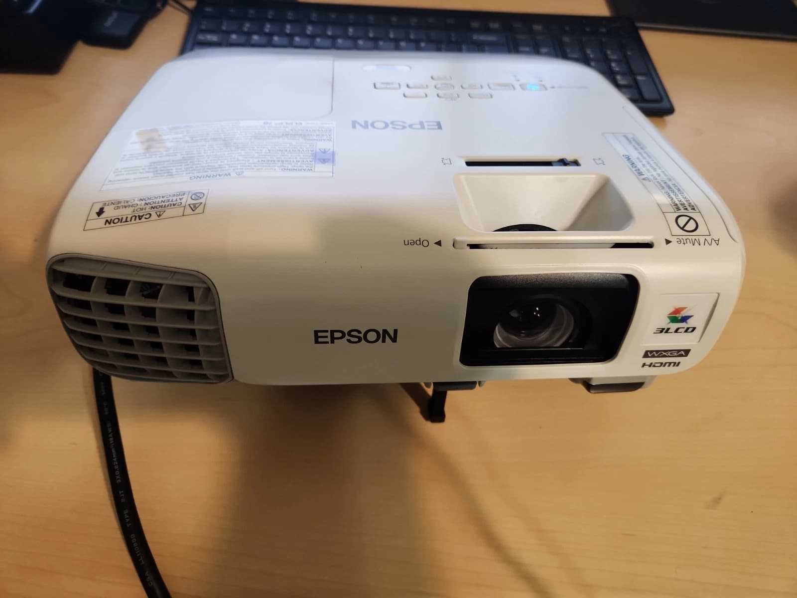 Proyector Epson 99W - H578A WXGA 3000 Lúmenes - Lote 30 Unidades Epson - Vista 6 del proyector Reacondicionado