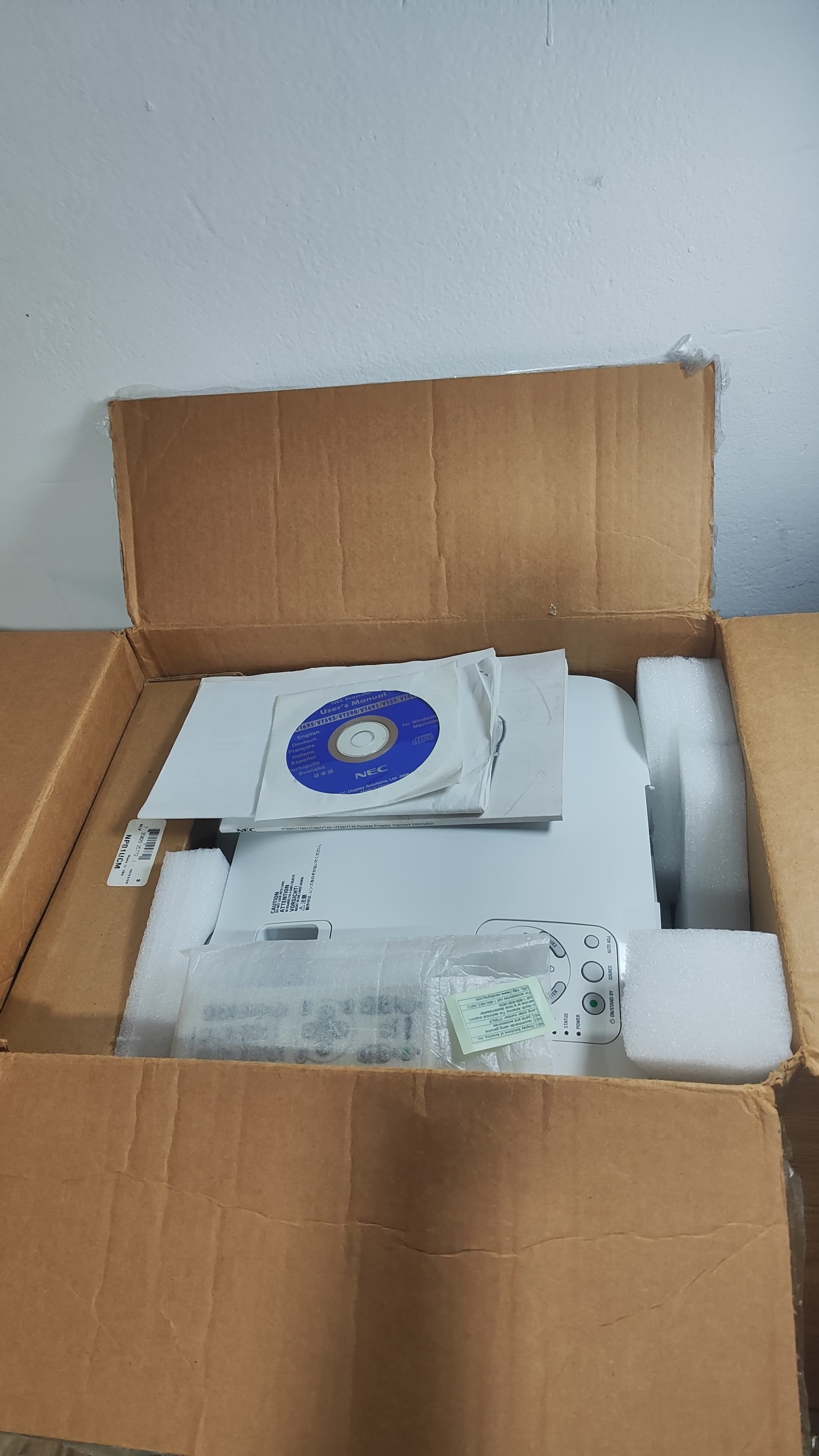Proyector NEC VT695 + Convertidor VGA a HDMI y Accesorios (en Caja) NEC - Vista 2 del proyector Nuevo