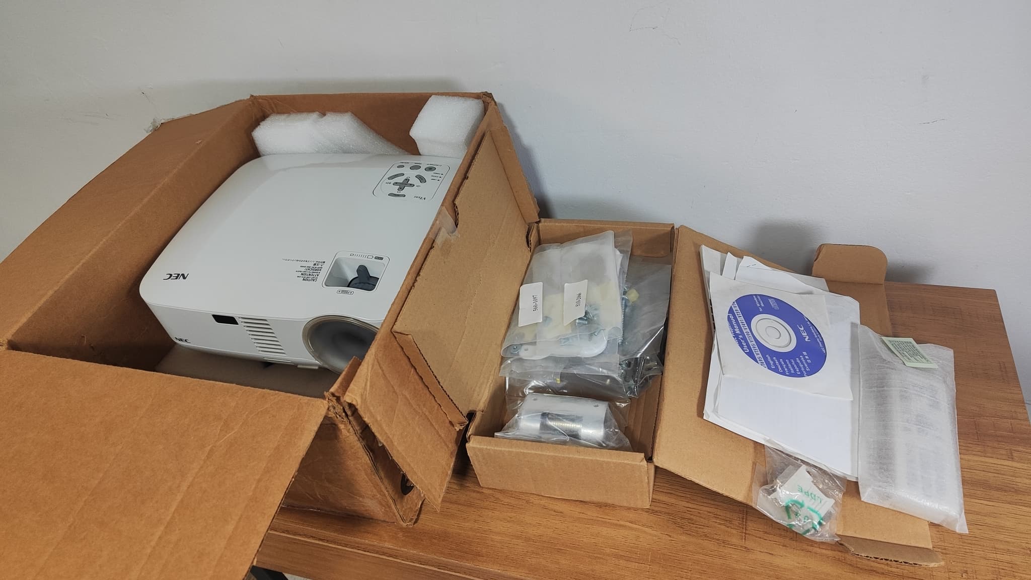 Proyector NEC VT695 + Convertidor VGA a HDMI y Accesorios (en Caja) NEC - Vista 3 del proyector Nuevo