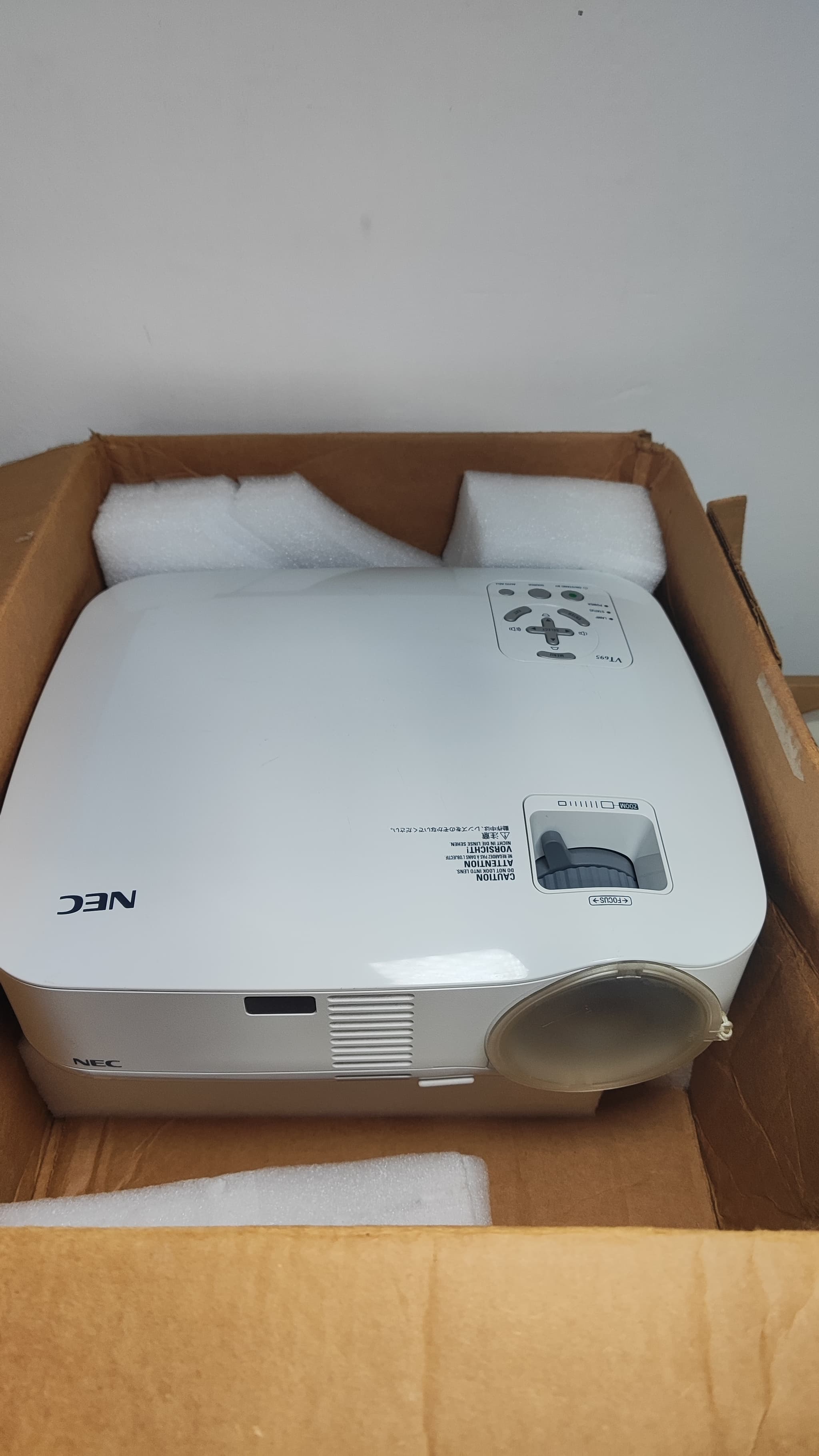 Proyector NEC VT695 + Convertidor VGA a HDMI y Accesorios (en Caja) NEC - Vista 4 del proyector Nuevo