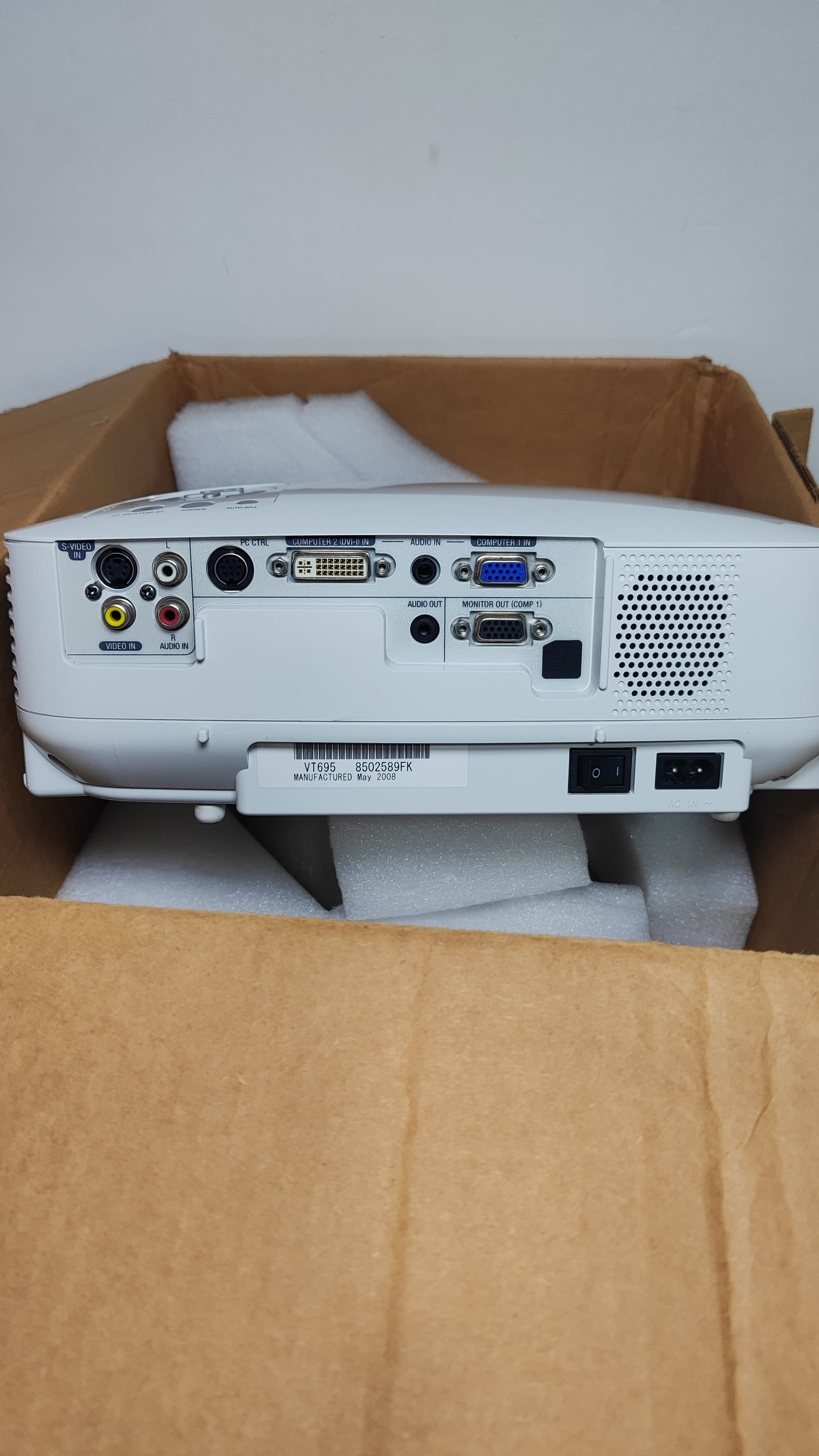 Proyector NEC VT695 + Convertidor VGA a HDMI y Accesorios (en Caja) NEC - Vista 5 del proyector Nuevo