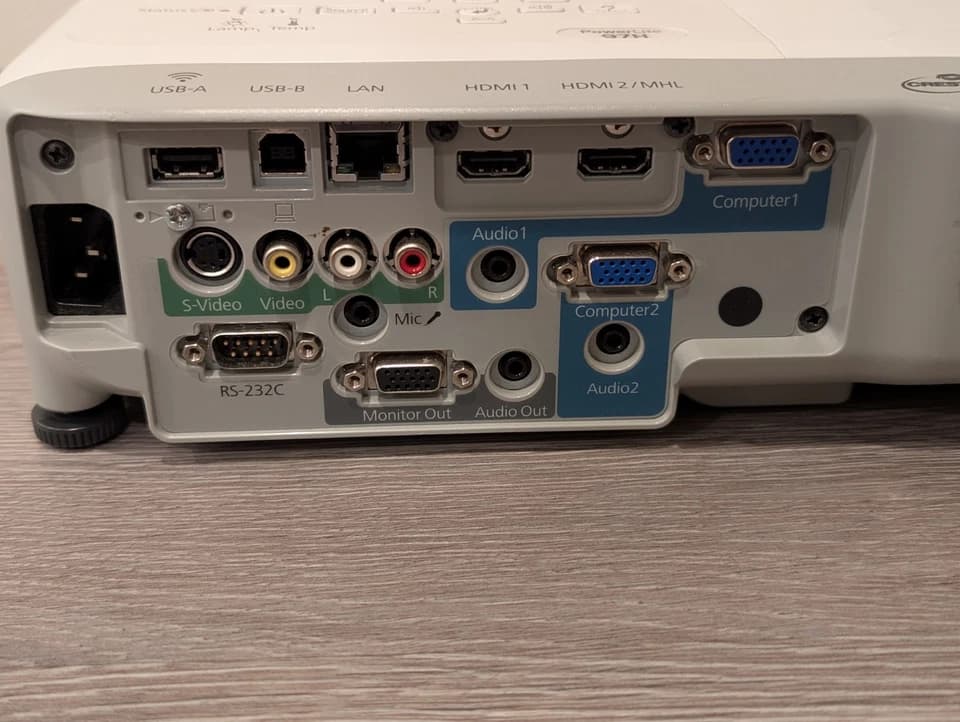 Proyector Epson PowerLite 97H 3LCD 2700 Lúmenes - Lote 20 Unidades Epson - Vista 4 del proyector Reacondicionado