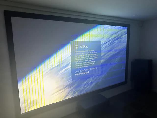 Proyector con filtro y ventiladores llenos de polvo antes del mantenimiento