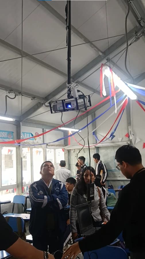 Proyector instalado en aula educativa