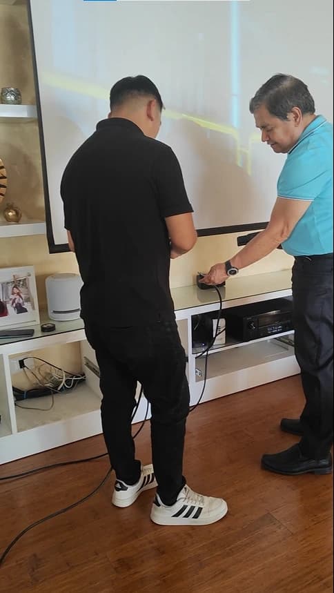 Técnico realizando mantenimiento