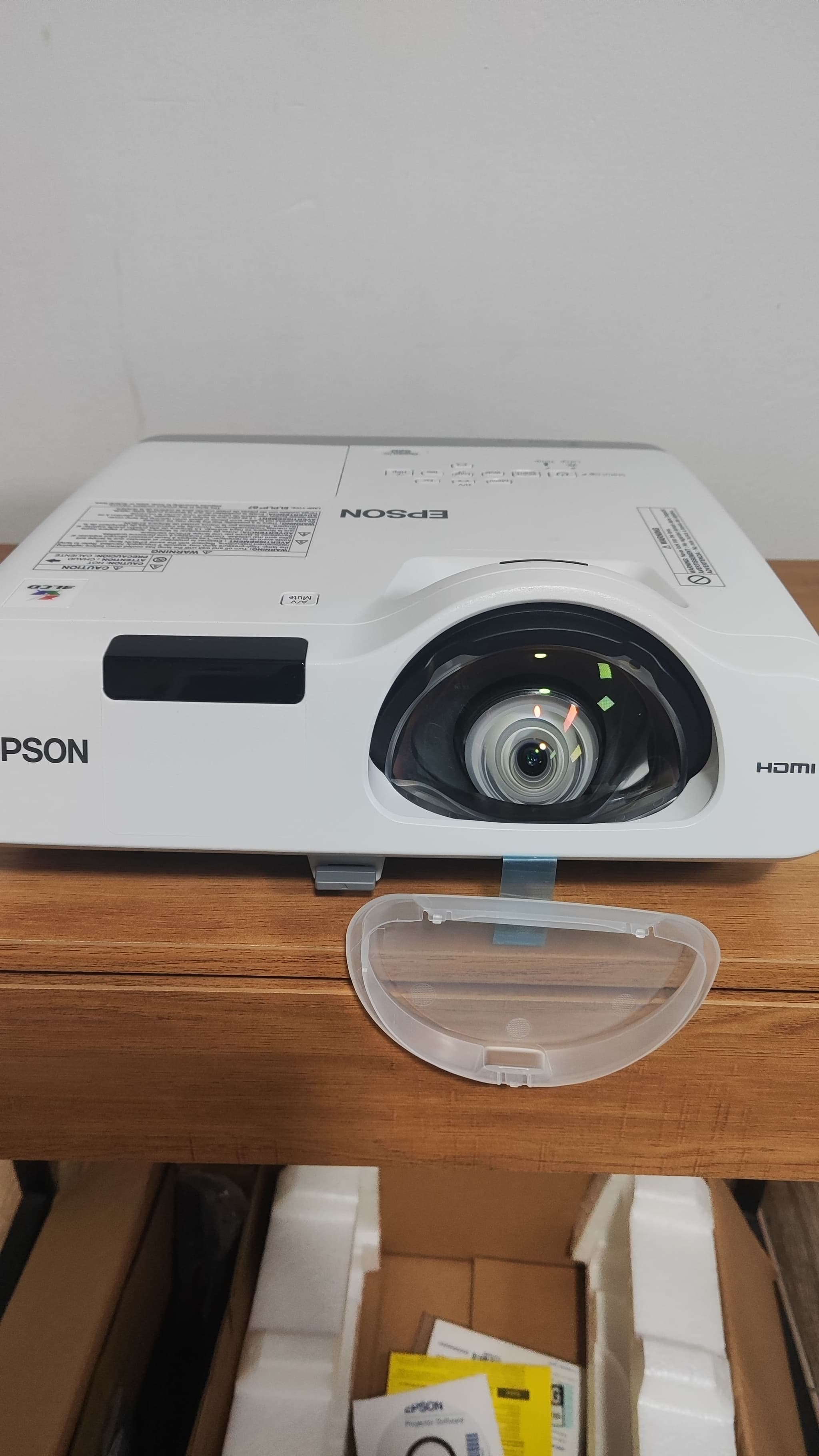 Proyector Epson 520 - Tiro Corto 2700 Lumens Epson - Vista 10 del proyector Nuevo