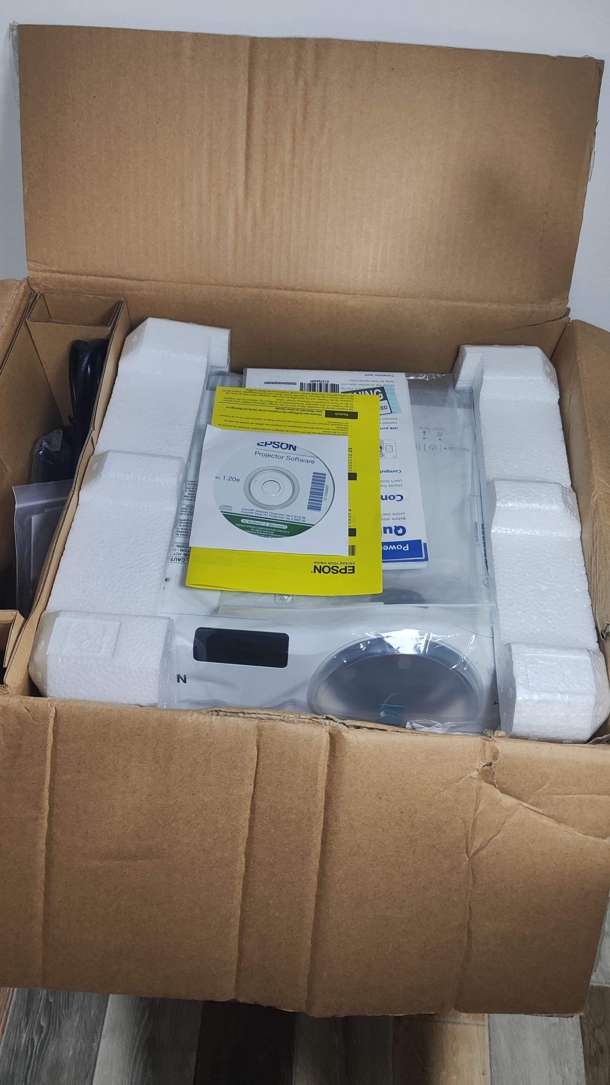 Proyector Epson 520 - Tiro Corto 2700 Lumens Epson - Vista 2 del proyector Nuevo