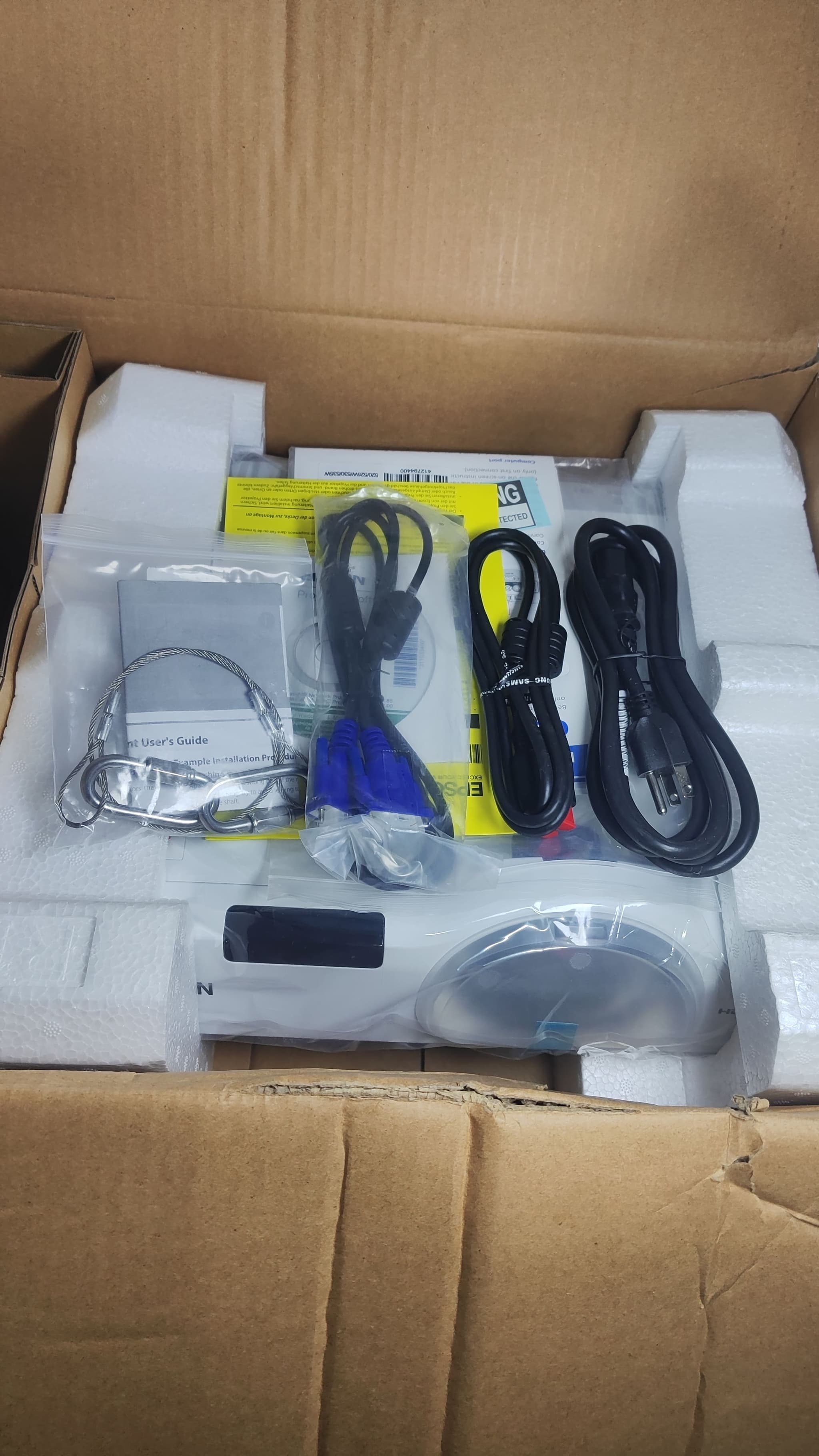 Proyector Epson 520 - Tiro Corto 2700 Lumens Epson - Vista 3 del proyector Nuevo