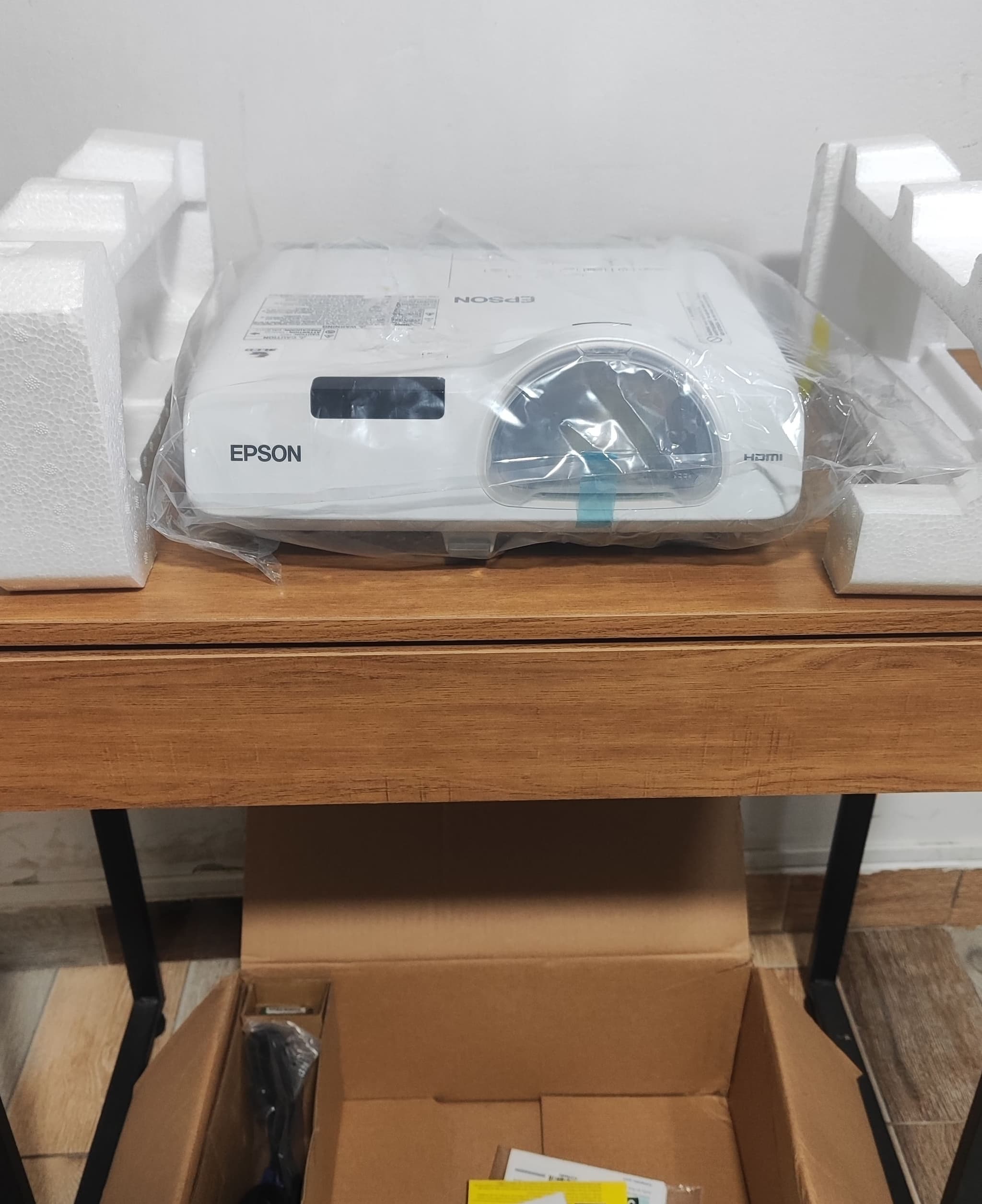 Proyector Epson 520 - Tiro Corto 2700 Lumens Epson - Vista 4 del proyector Nuevo