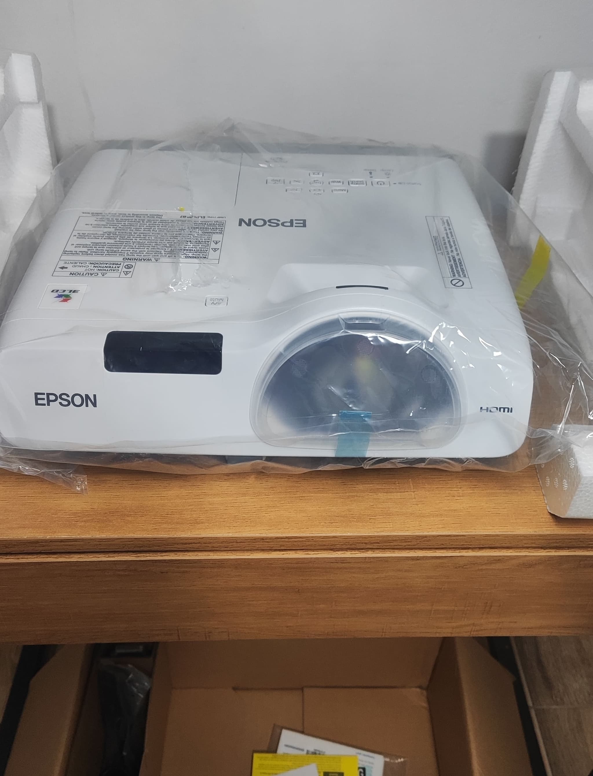 Proyector Epson 520 - Tiro Corto 2700 Lumens Epson - Vista 5 del proyector Nuevo