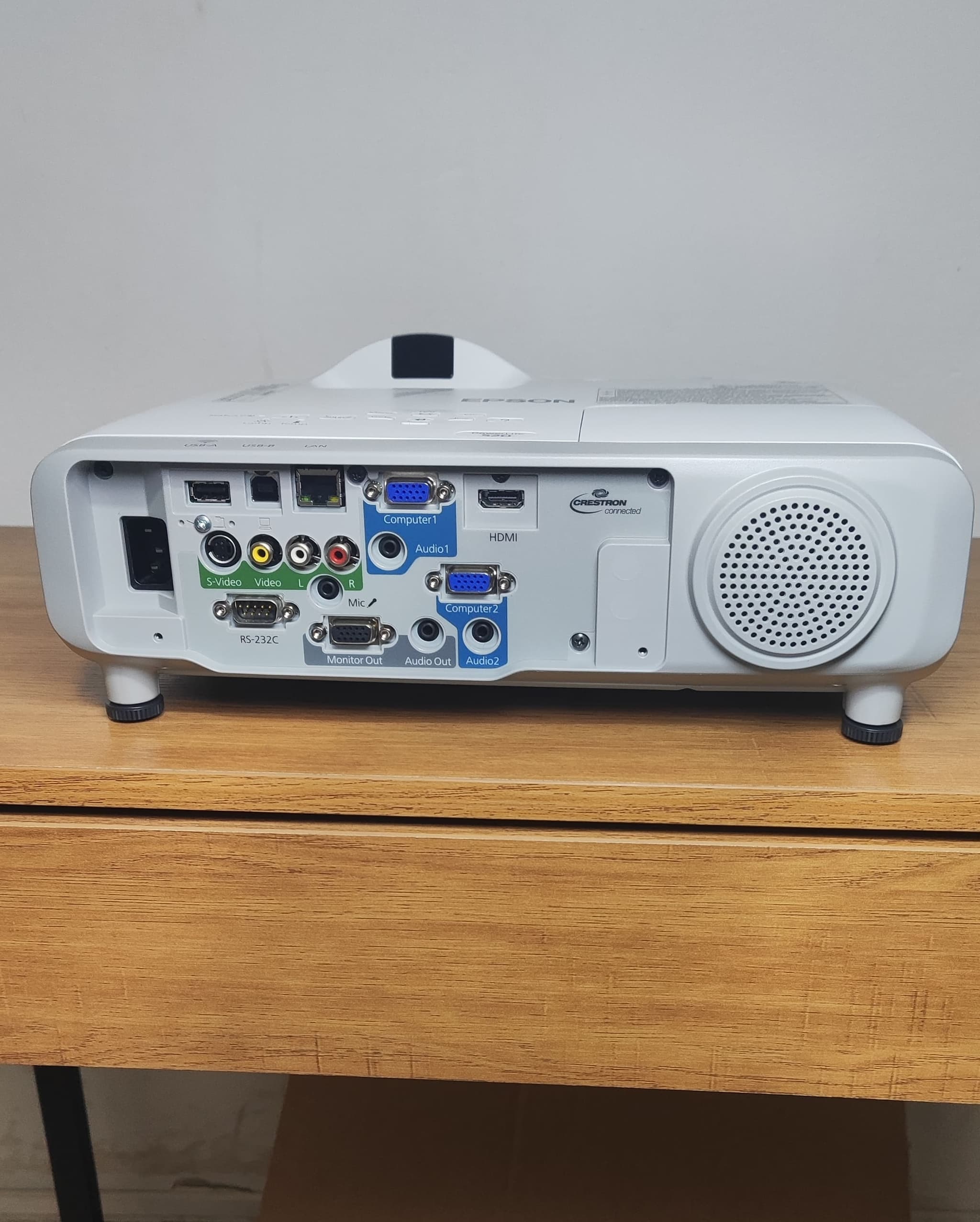 Proyector Epson 520 - Tiro Corto 2700 Lumens Epson - Vista 6 del proyector Nuevo