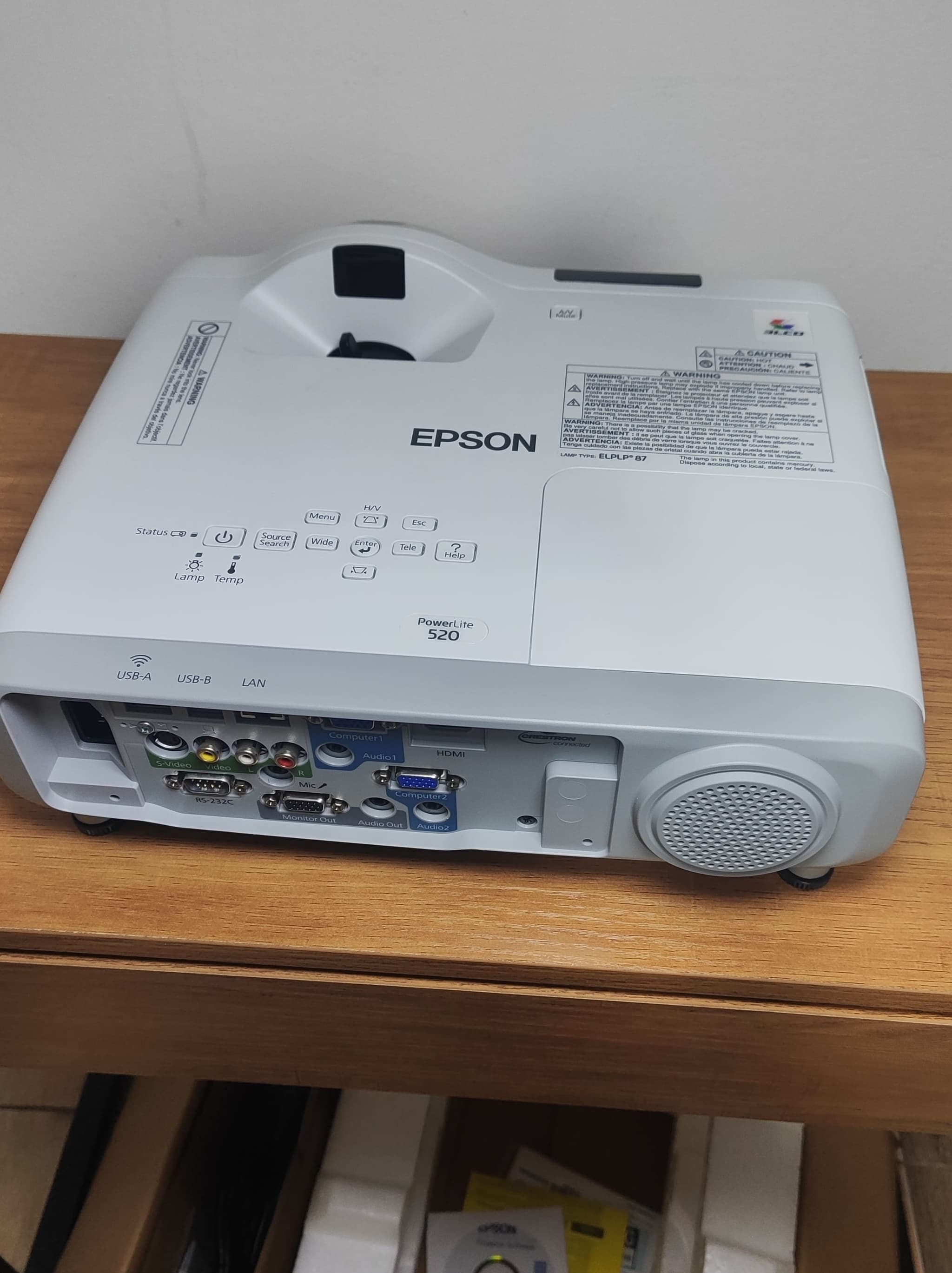 Proyector Epson 520 - Tiro Corto 2700 Lumens Epson - Vista 7 del proyector Nuevo