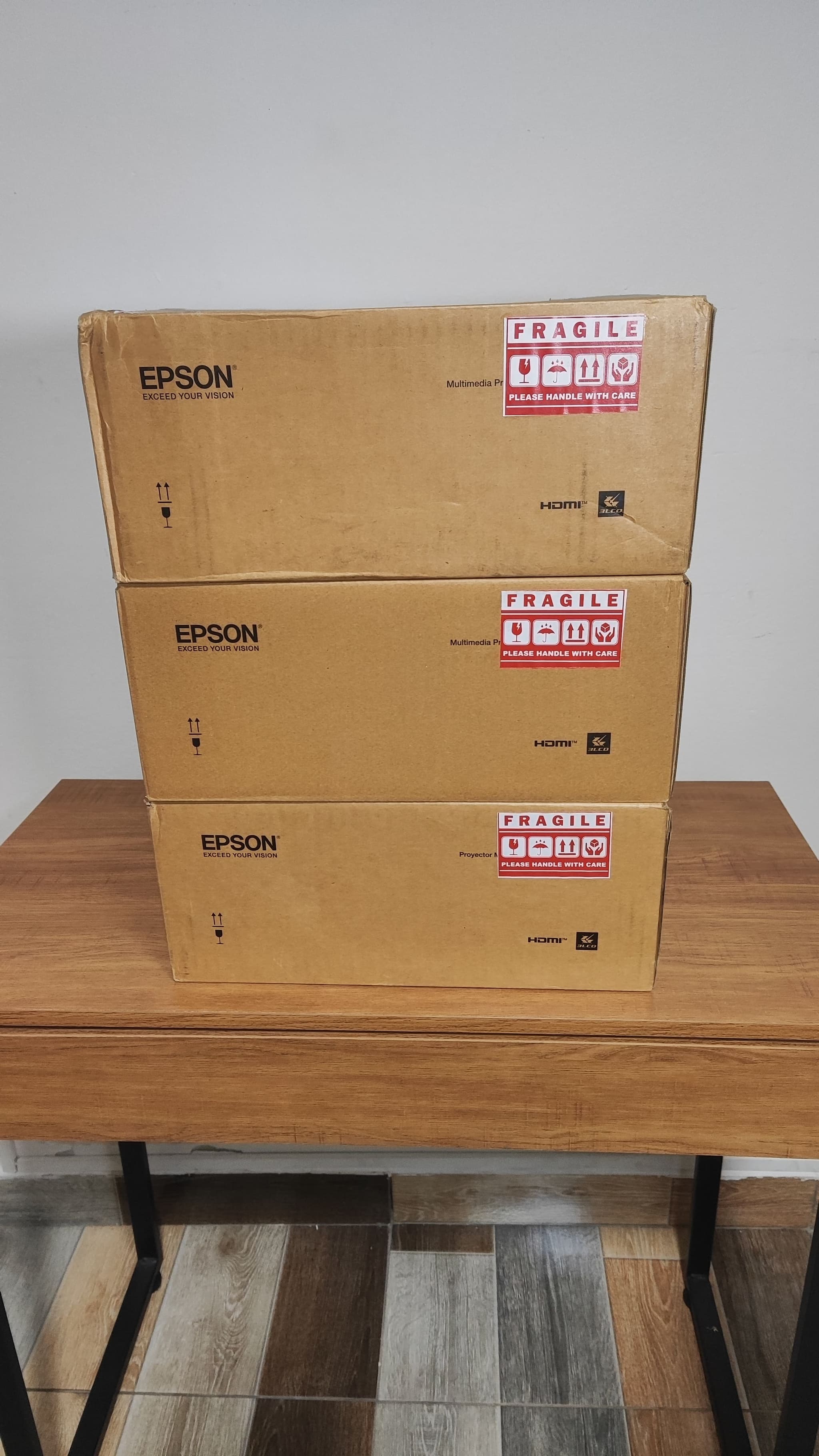 Proyector Epson 97H - Tiro Largo 2700 Lumens Epson - Imagen principal del proyector Nuevo