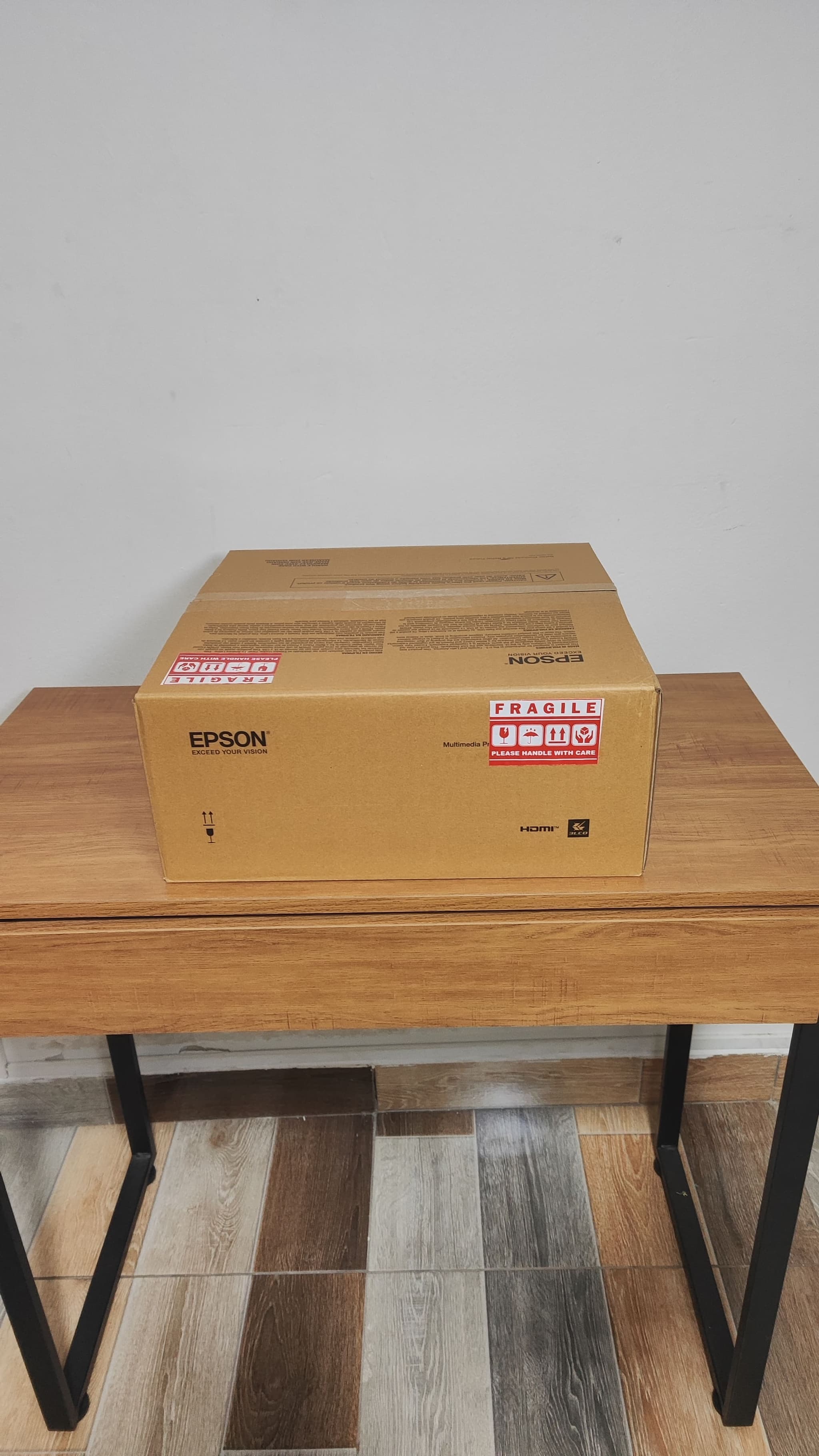 Proyector Epson 97H - Tiro Largo 2700 Lumens Epson - Vista 2 del proyector Nuevo