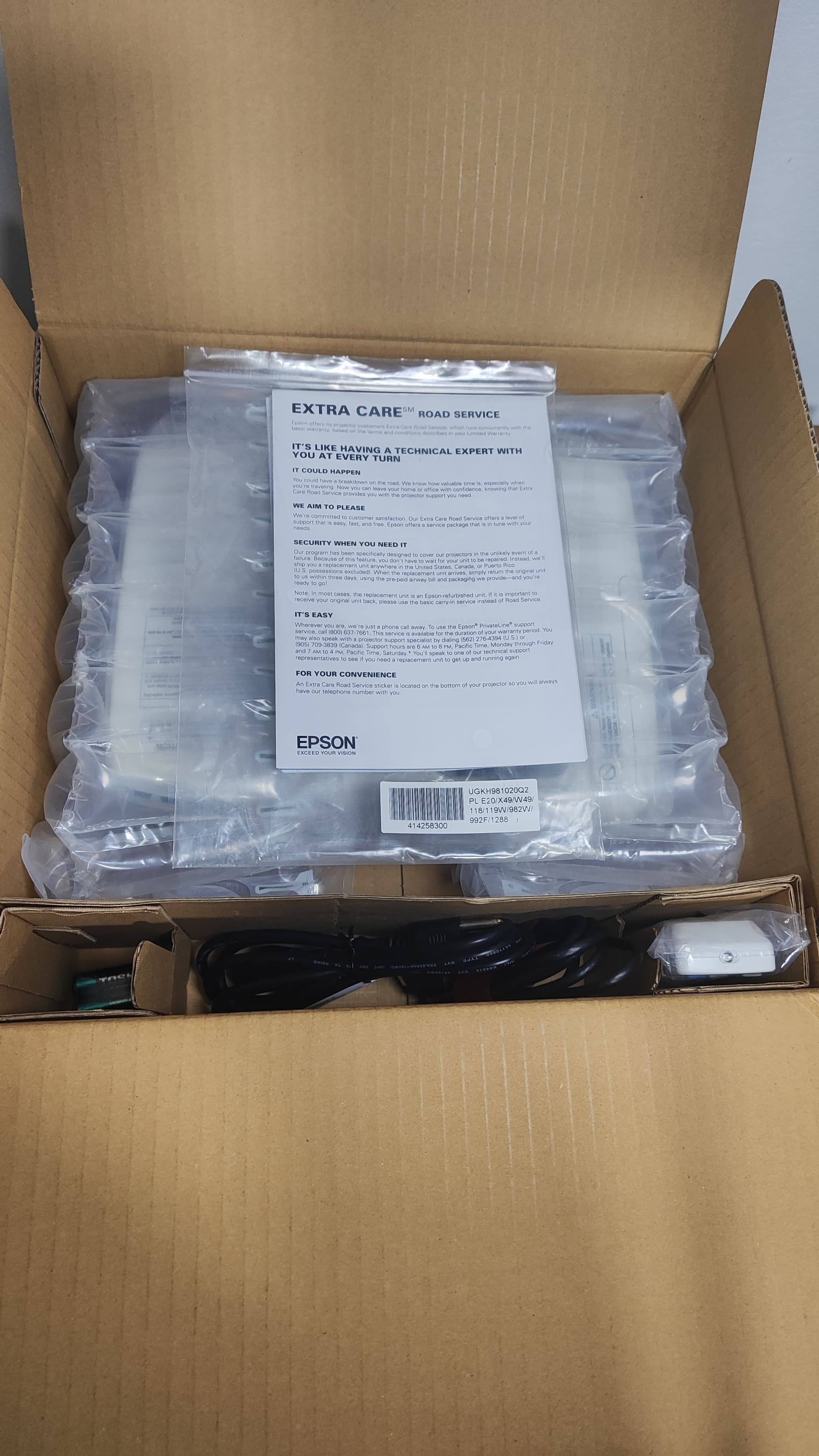 Proyector Epson 97H - Tiro Largo 2700 Lumens Epson - Vista 3 del proyector Nuevo
