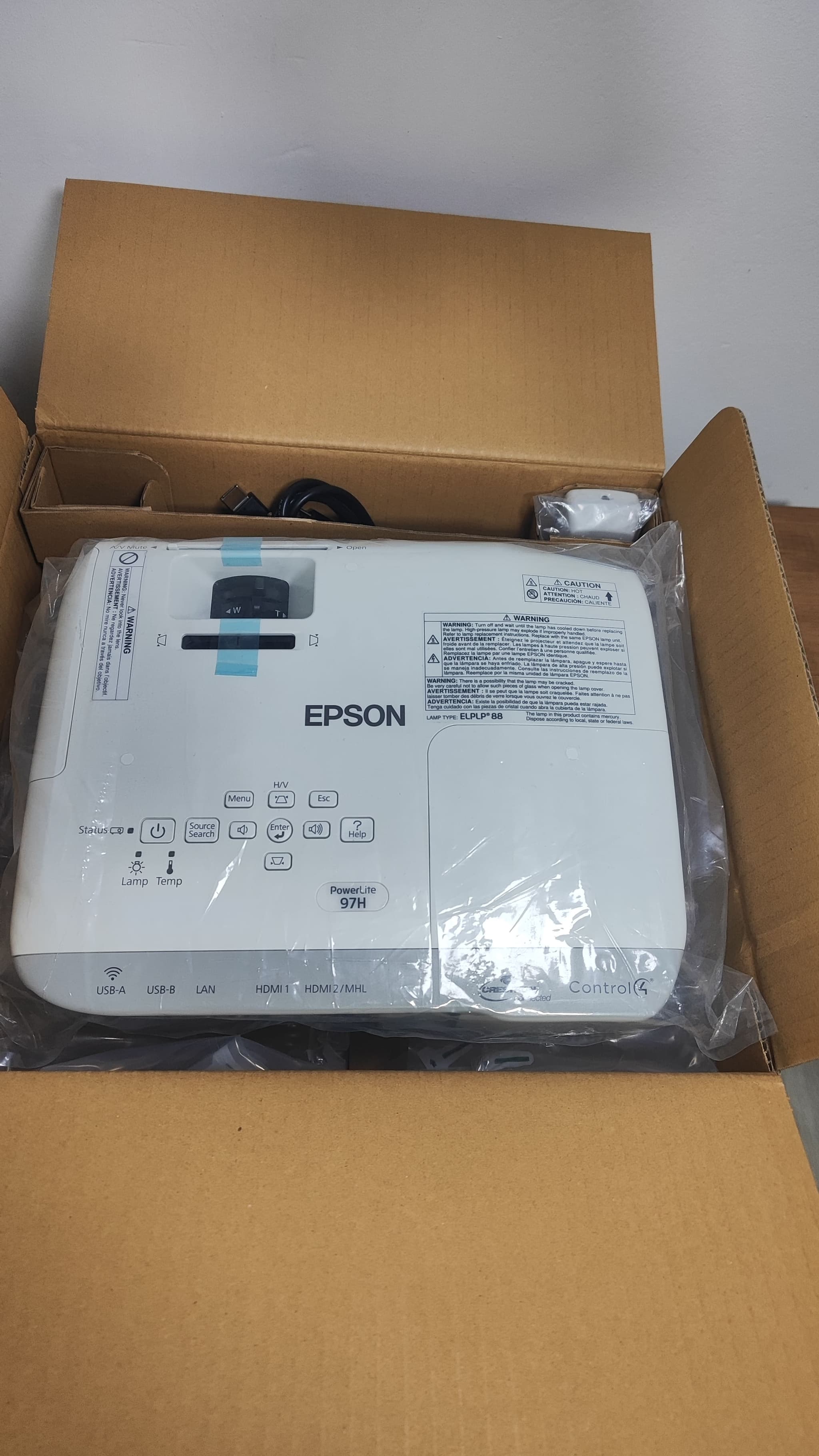 Proyector Epson 97H - Tiro Largo 2700 Lumens Epson - Vista 6 del proyector Nuevo