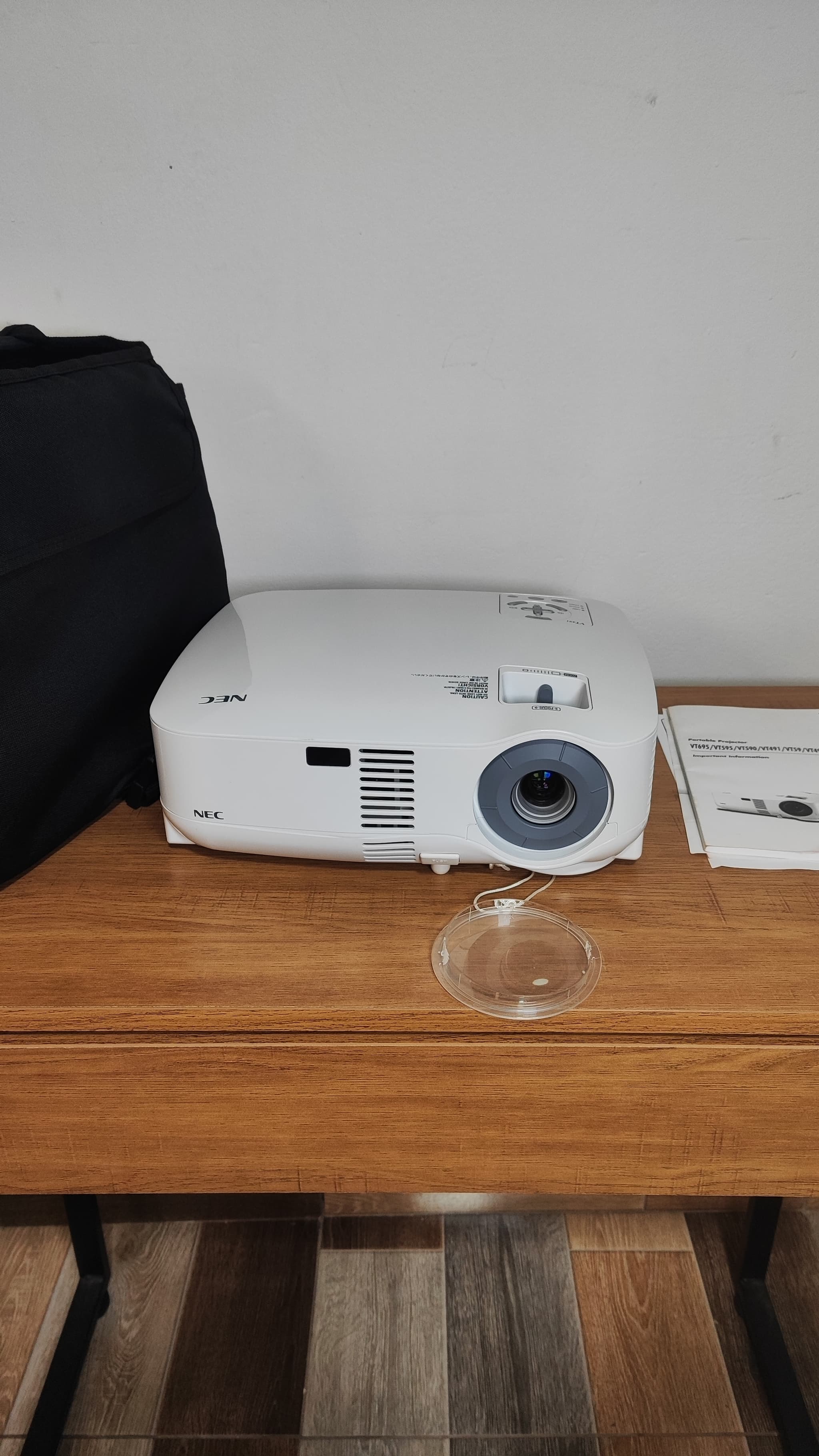 Proyector NEC VT695 + Convertidor VGA a HDMI y Accesorios (en Bolso) NEC - Imagen principal del proyector Nuevo
