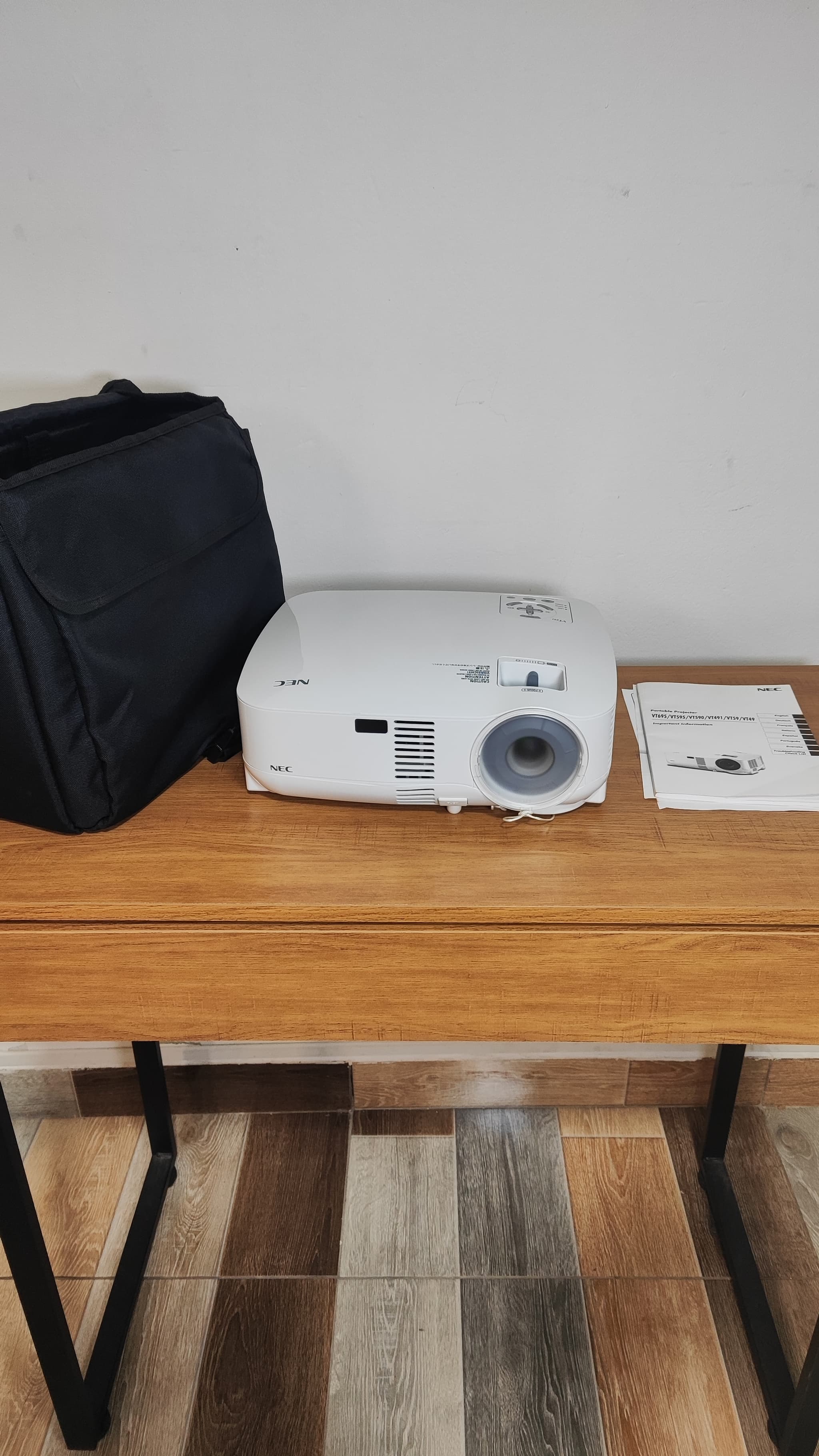 Proyector NEC VT695 + Convertidor VGA a HDMI y Accesorios (en Bolso) NEC - Vista 2 del proyector Nuevo