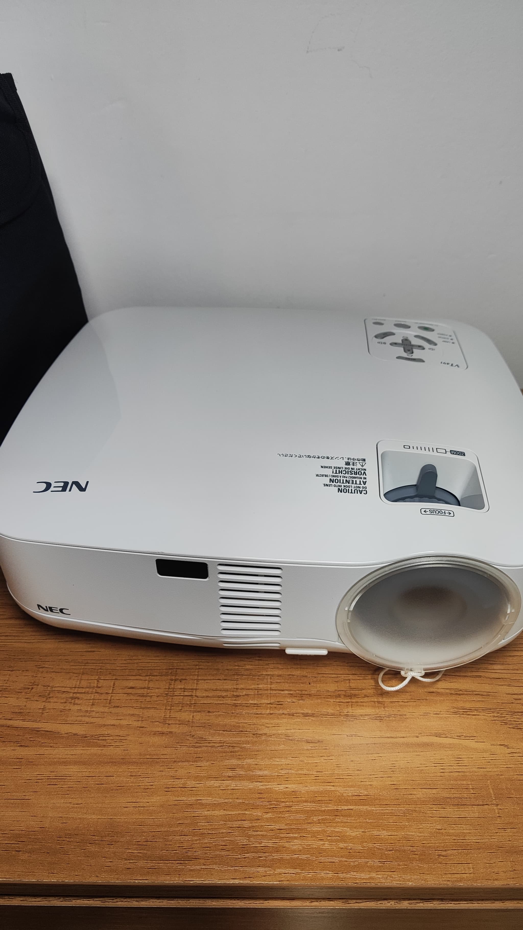 Proyector NEC VT695 + Convertidor VGA a HDMI y Accesorios (en Bolso) NEC - Vista 3 del proyector Nuevo