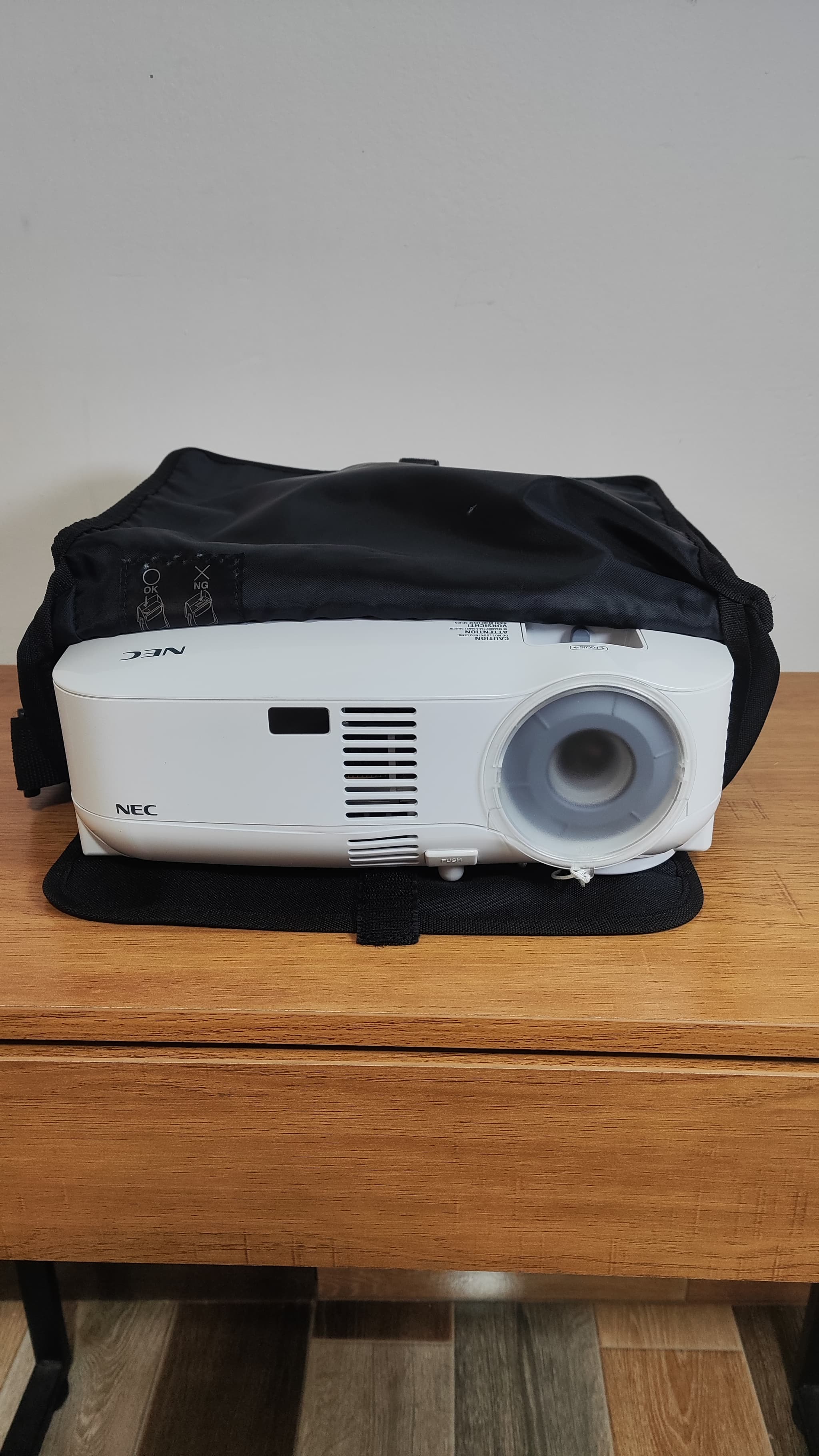 Proyector NEC VT695 + Convertidor VGA a HDMI y Accesorios (en Bolso) NEC - Vista 6 del proyector Nuevo